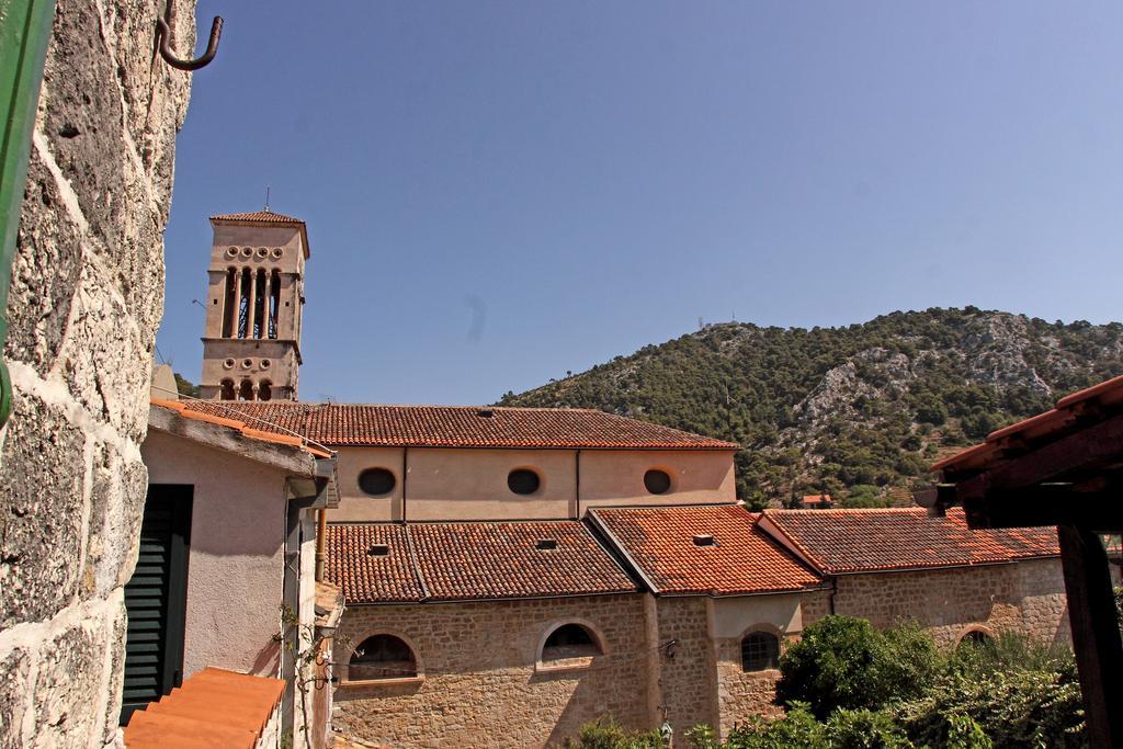 Mima Hvar *